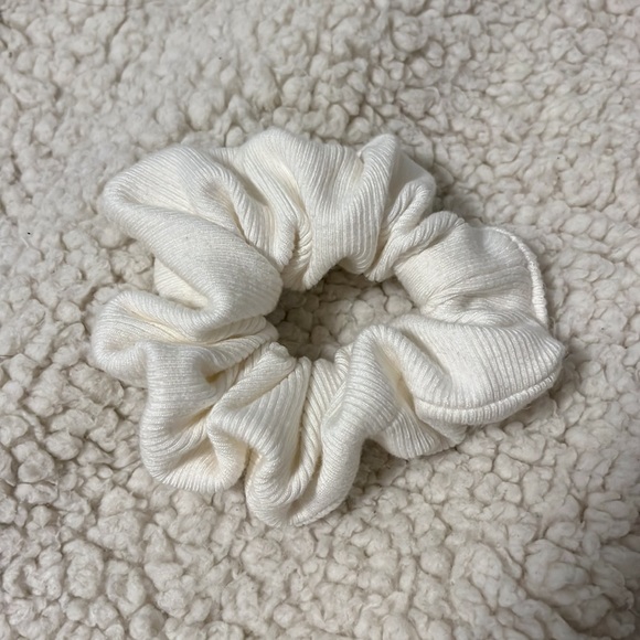 1pc EMLY Scrunchie - Picture 4 of 5